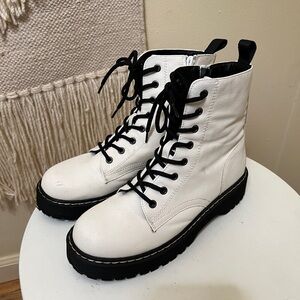 Beautiful white and black thick sole boots Women’s size 9